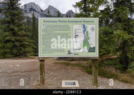 Siffleur Falls Trailhead in Kootenay Plains Ecological Reserve, Ex Coelis Mountain im Hintergrund. Jasper National Park, Alberta, Kanada. Stockfoto