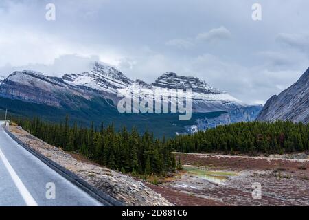 Schneebedeckter Cirrus Mountain im Spätherbst. Vom Icefields Parkway (Alberta Highway 93) aus gesehen, Jasper National Park, Kanada. Stockfoto