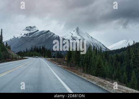 Schneebedeckter Nigel Peak im Spätherbst. Vom Icefields Parkway (Alberta Highway 93) aus gesehen, Jasper National Park, Kanada. Stockfoto