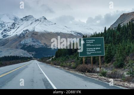 Columbia Icefield Straßenschild. Schneebedeckter Wilcox Peak im Hintergrund. Icefields Parkway (Alberta Highway 93), Jasper National Park, Kanada. Stockfoto