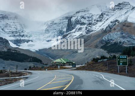 Columbia Icefield Discovery Centre (Glacier View Lodge). Schneebedeckter Wilcox Peak im Hintergrund. Jasper National Park, Alberta, Kanada. Stockfoto