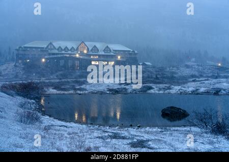 Columbia Icefield Discovery Centre (Glacier View Lodge) im verschneiten Winter. Jasper National Park, Alberta, Kanada. Stockfoto
