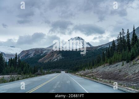 Schneebedeckter Wilcox Peak im Spätherbst. Vom Icefields Parkway (Alberta Highway 93) aus gesehen, Jasper National Park, Kanada. Stockfoto