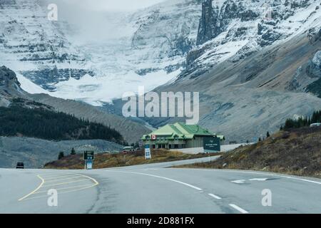 Columbia Icefield Discovery Centre (Glacier View Lodge). Schneebedeckter Wilcox Peak im Hintergrund. Jasper National Park, Alberta, Kanada. Stockfoto