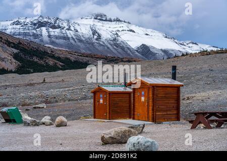 Eine öffentliche Toilette im Zeh des Athabasca Glacier Trailhead. Columbia Icefield, Jasper National Park, Alberta, Kanada. Stockfoto