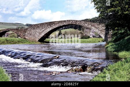 Schottland.Alte Reitpferdebrücke über Galawasser in Stow, Roxburgshire. Stockfoto