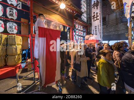 asakusa, japan - november 08 2019: Japanische Negi Jungen in traditionellen Kimono gekleidet Segen der Gläubigen in den Shinto Ootori Schrein mit einem Stockfoto