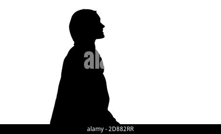 Silhouette lächelnd islamischen weiblichen Modell trägt Hijab zu Fuß ein Stockfoto