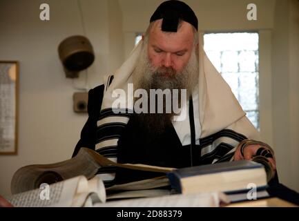 Rabbi liest aus dem Buch Esther in der Synagoge Während der Reinigung Stockfoto