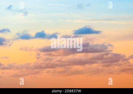 Farbenfroher dramatischer Himmel mit Wolken bei Sonnenuntergang. Wolkig orange und blau gefärbten Himmel mit in Sonnenaufgang Stockfoto