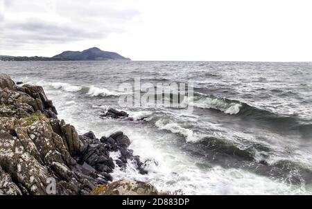 Die Insel Arran vor der Westküste des schottischen Festlandes wird seit Tausenden von Jahren von Menschen bewohnt.von Whiting Bay bis Holy Island. Stockfoto