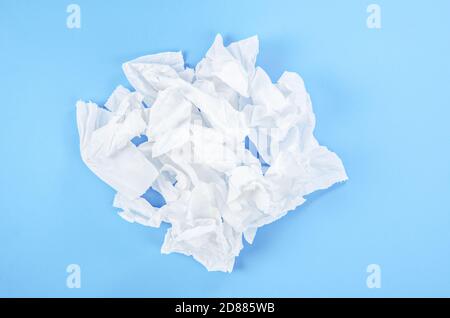Zerknittertes Seidenpapier auf blauem Hintergrund Stockfoto