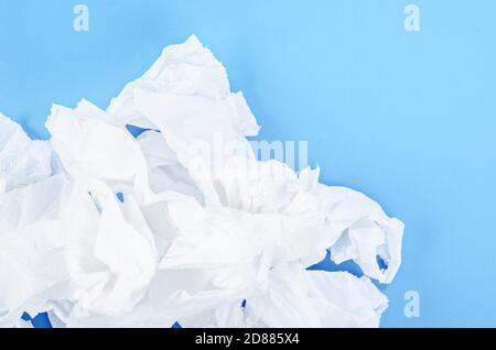 Zerknittertes Seidenpapier auf blauem Hintergrund. Stockfoto