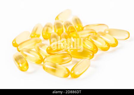 Fischöl Kapseln isoliert auf weißem Hintergrund. Stockfoto