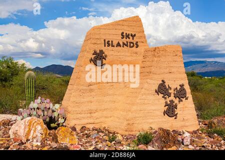 Eine Betonmarke, die den nahe gelegenen Sky Island Komplex der Santa Catalina Berge (auch bekannt als Frog Mountain) Tucson ankündigt. Stockfoto