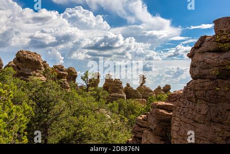 Blick auf die legendären Big Balanced Rock mit Monsun Sturm im Hintergrund. Chiricahua Nationalmonument Stockfoto