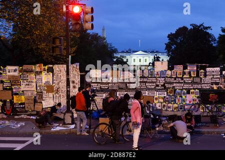 Washington, DC, USA, 27. Oktober 2020. Im Bild: Eine große Anzahl von Menschen stellte sich heraus, um Protestkunst aus dem Lafayette Square Zaun entfernt zu ersetzen, vor dem Weißen Haus. Sie nahmen an einer Veranstaltung Teil, um den Zaun mit Protestkunst zu renovieren, nachdem Trump-Anhänger die bestehende Kunst in der Nacht des 26. Oktober 2020 zerstörten, als DC-Polizeibeamte zuschauten, wurde der Zaun mit Protestkunst bedeckt, seit er während der Proteste nach George Floyds Tod hochging. Kredit: Allison Bailey/Alamy Live Nachrichten Stockfoto