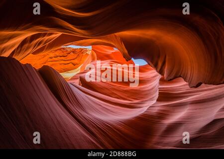 Der Sandstein dieses Schlitzschluchtkanals wird durch Wind, Wasser und Sand zu fantasievollen Wellen geformt. Lower Antelope Canyon. Stockfoto