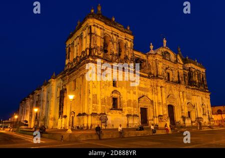 Menschen sitzen bei der Kathedrale von Leon in der Nacht, Nicaragua. Stockfoto