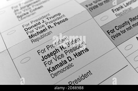 Ein offizieller Briefwahlzettel für die US-Wahlen 2020 zeigt zwei der Wahlmöglichkeiten für Präsident und Vizepräsident. Stockfoto