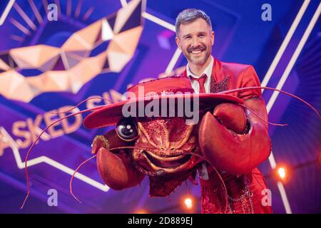 Köln, Deutschland. Oktober 2020. Jochen Schropp, Moderator, ist als unmaskierte Figur 'The Hummer' in der Prosasiebenshow 'The Masked Singer' auf der Bühne. Quelle: Rolf Vennenbernd/dpa/Alamy Live News Stockfoto
