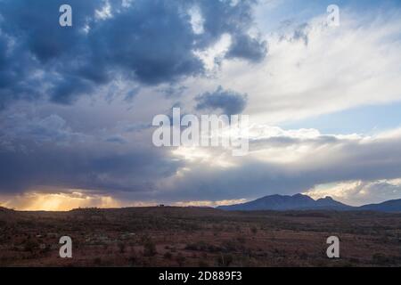 Cumulonimbus Wintersturmwolken bei Sonnenuntergang über Mt Sonder / Rwetyepme (1380m) , Tjoritja / West McDonnell Ranges National Park Stockfoto