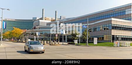 Ein Auto fährt am Cleveland Clinic Children's Outpatient Center an der Euclid Avenue in Cleveland, Ohio, USA, vorbei. Stockfoto