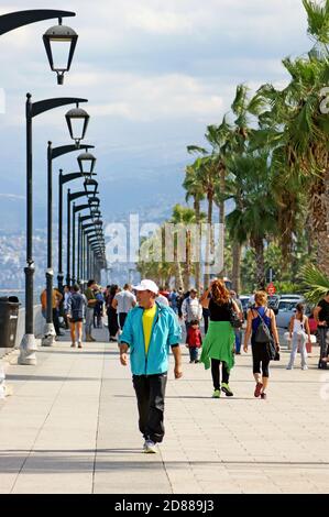 An einem sonnigen Tag in Beirut, Libanon, gehen die Menschen an die Uferpromenade am Mittelmeer, die corniche. Stockfoto