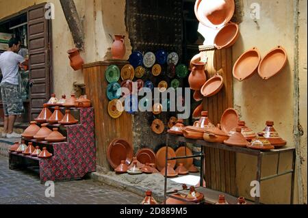 Funktionale und dekorative Tagine, die innerhalb und außerhalb eines Geschäfts in der alten Medina in Fès, Marokko, verkauft wird. Stockfoto