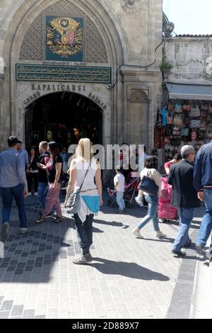 Eines der 18 Tore, um den historischen Großen Basar von Istanbul mit seinen 61 überdachten Straßen und über 4000 Geschäften zu betreten. Stockfoto