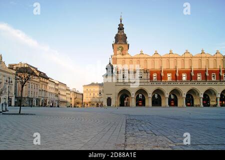 Am Vormittag auf dem ruhigen Altstädter Hauptplatz in Krakau, Polen, mit der historischen Texthalle im Renaissance-Stil am 6. Januar 2010. Stockfoto