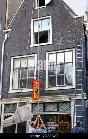 Eine Serie von Fotos zeigt das Heben von Möbeln in die obere Etage eines Kanalhauses in Amsterdam, Holland, wo Outdoor-Riemenscheibenlift-System verwendet wird. Stockfoto