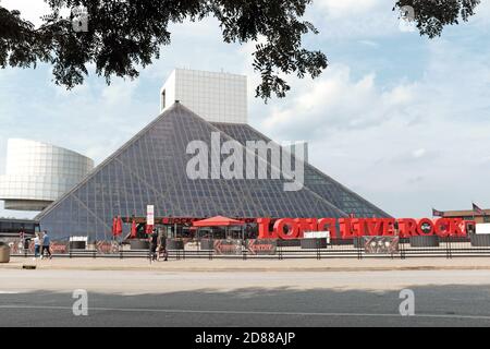 Die Rock and Roll Hall of Fame and Museum am Northeast Harbour in Cleveland, Ohio, USA ist ein Wahrzeichen und eine der beliebtesten Touristenattraktionen der Stadt. Stockfoto