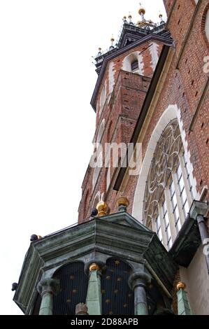 Die ikonische und historische Marienbasilika in Krakau, Polen, ist eine römisch-katholische Kirche, die im polnisch-gotischen Baustil erbaut wurde. Stockfoto