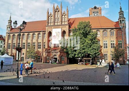 Das historische Alte Rathaus in Torun, Polen, stammt aus dem 14. Jahrhundert mit verschiedenen Restaurierungen im Laufe der Jahre. Stockfoto