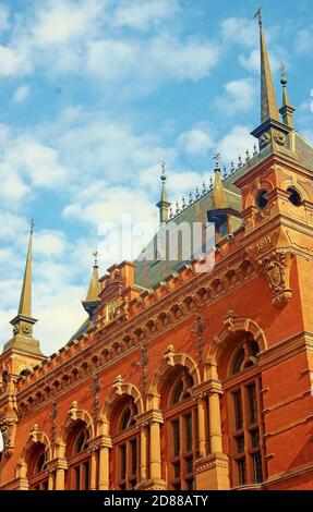 Das Artus-Hall-Gebäude mit seiner ausgeprägten Neorenaissance-Architektur war historisch das Herz des patrizianischen Kulturlebens in Torun, Polen. Stockfoto