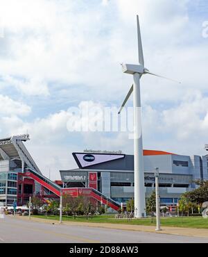 Zu den Attraktionen am See in Cleveland, Ohio gehören das FirstEnergy Stadium und eine funktionierende riesige Windturbine vor dem Great Lakes Science Center. Stockfoto