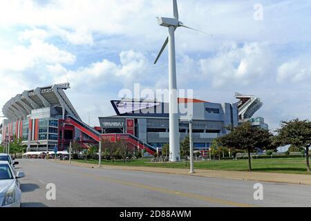 Zu den Attraktionen am See in Cleveland, Ohio gehören das FirstEnergy Stadium und eine funktionierende riesige Windturbine vor dem Great Lakes Science Center. Stockfoto