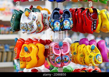 Kleine holländische Schuhe aus Holz zum Verkauf in Amsterdam, Holland. Die kleinen Clogs sind reich mit Szenen und Symbolen Hollands verziert. Stockfoto