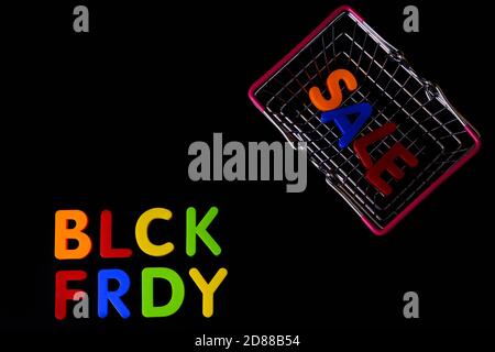 Word Sale innerhalb Warenkorb und Black friday mehrfarbig Buchstaben in Schwarz Stockfoto