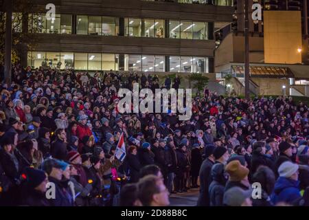 Toronto Jüdische Gemeinde hält Mahnwachen für die Opfer des Pittsburgh Synagoge Massaker am Mel Lastman Square, Toronto. Stockfoto