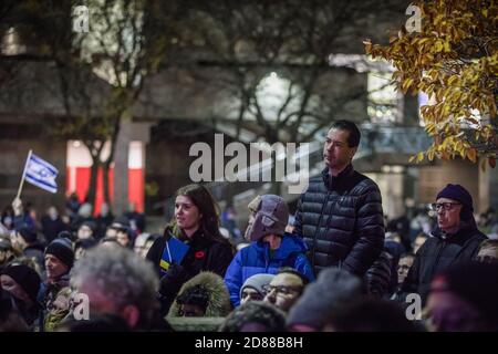 Toronto Jüdische Gemeinde hält Mahnwachen für die Opfer des Pittsburgh Synagoge Massaker am Mel Lastman Square, Toronto. Stockfoto