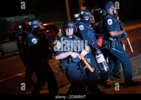 Washington, USA. Oktober 2020. Während eines Protestes, der sich in der Nähe der Polizeiwache des 4. Bezirks widerspenstig abwendete, marschierte die Polizei mit "weniger tödlichen" Waffen auf Demonstranten vor, wo sich Demonstranten zunächst versammelten, um Informationen über den jüngsten Tod eines Karon Hylton in Washington, DC, am 27. Oktober 2020 zu fordern. Am Montag starb Hylton nach einem Autounfall, während er mit einem Elektroroller von einer Polizeiwache weg fuhr und mit einem Auto kollidierte, sagt seine Familie, dass die Polizei den Unfall angestiftet habe. (Graeme Sloan/Sipa USA) Quelle: SIPA USA/Alamy Live News Stockfoto