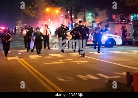 Washington, USA. Oktober 2020. Während eines Protestes, der sich widerspenstig vor der Polizeiwache des 4. Bezirks abwendete, versammelte sich die Polizei zunächst, um Informationen über den jüngsten Tod eines Karon Hylton in Washington, DC, am 27. Oktober 2020 zu fordern. Am Montag starb Hylton nach einem Autounfall, während er mit einem Elektroroller von einer Polizeiwache weg fuhr und mit einem Auto kollidierte, sagt seine Familie, dass die Polizei den Unfall angestiftet habe. (Graeme Sloan/Sipa USA) Quelle: SIPA USA/Alamy Live News Stockfoto