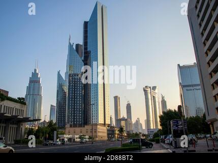 Dubai Financial Centre Road. Adresse Sky View Hotel, Dusit Thani Hotel und Burj Khalifa höchsten Gebäude der Welt kann auf der Szene gesehen werden. Outdoo Stockfoto