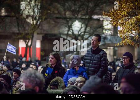 Toronto, Ontario, Kanada. Okt. 2018. Toronto Jüdische Gemeinde hält Mahnwachen für die Opfer des Pittsburgh Synagoge Massaker am Mel Lastman Square, Toronto. Quelle: Shawn Goldberg/SOPA Images/ZUMA Wire/Alamy Live News Stockfoto