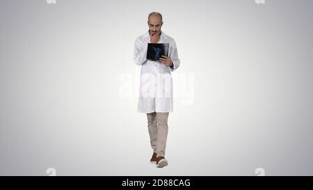 Arzt untersucht eine Lungenradiographie beim Gehen auf Gradient BA Stockfoto
