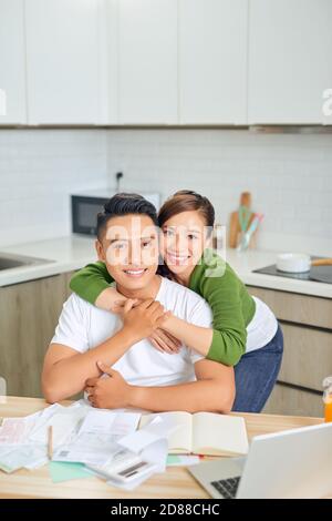 Frau und Mann machen zusammen Schreibarbeit, Steuern zahlen online auf Notebook-pc Stockfoto