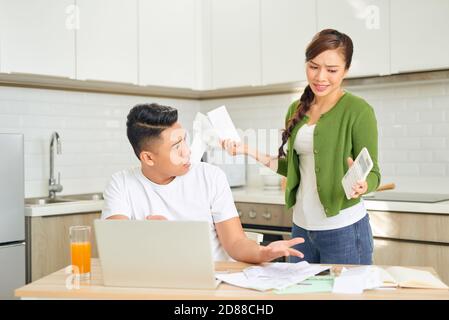 Verzweifeltes junges Paar mit vielen Schulden, die ihre Rechnungen überprüfen. Financial Familie Probleme Konzept. Stockfoto