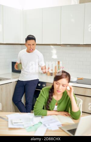 Verzweifeltes junges Paar mit vielen Schulden, die ihre Rechnungen überprüfen. Financial Familie Probleme Konzept. Stockfoto